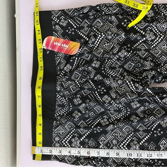 Shosho black and white midrise soft capri leggings with sheer mesh son side 2X - Picture 11 of 12